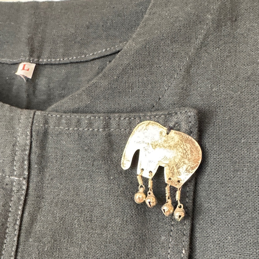 Women’s Black Linen Short Sleeves with Silver Elephant Accent Buttons. Large - Picture 2 of 6